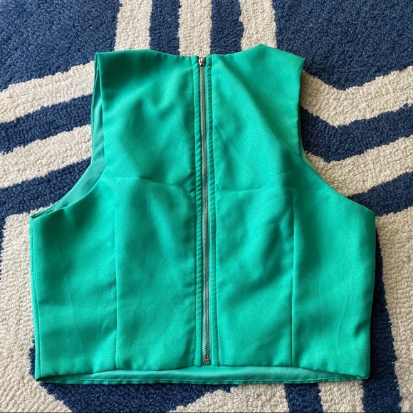 🌱 LULU’S GREEN CROP TOP! - Picture 6 of 11